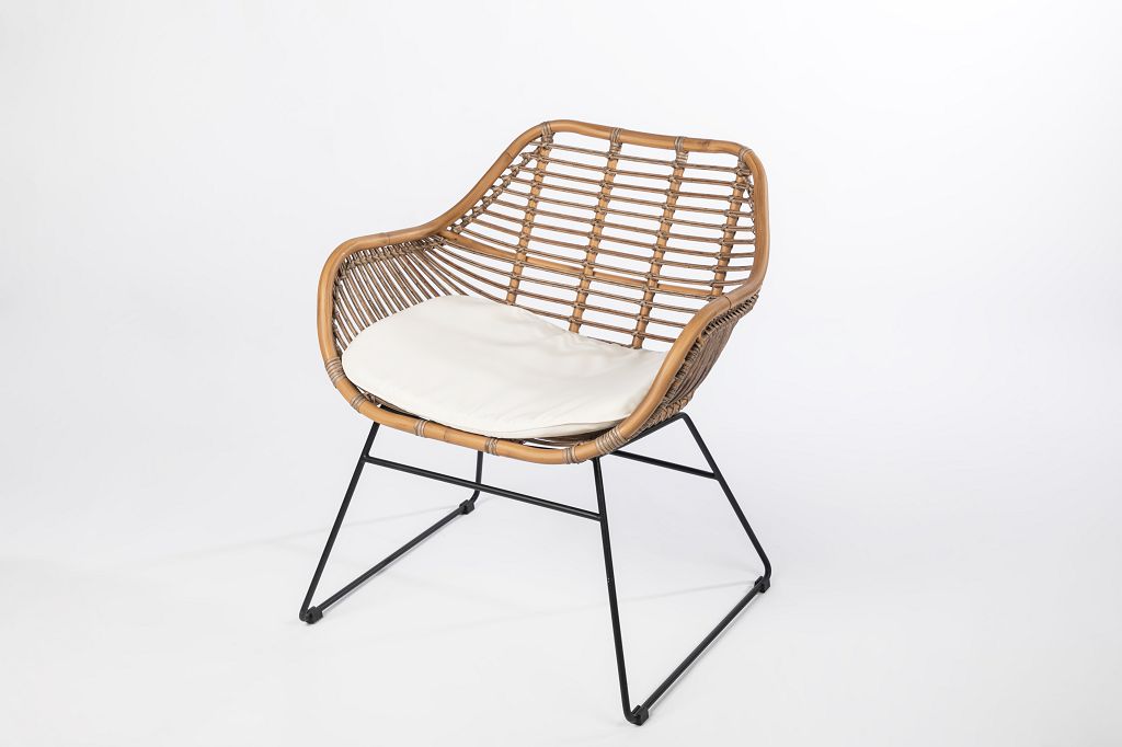 Loungestuhl Exotic aus Rattan mit weißem Sitzkissen und schwarzem Metallgestell