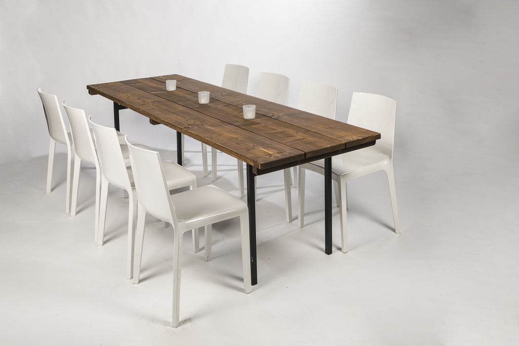 Dinnertisch Bari classic XL/80 mit weißen Stühlen im Studio