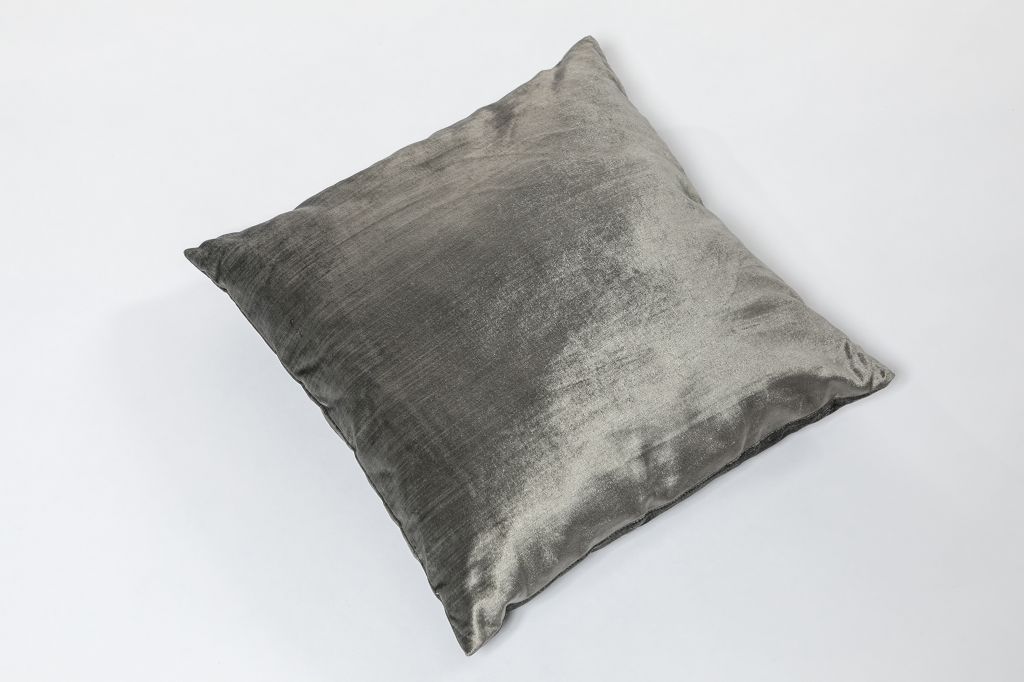 Kissen, taupe Samtoptik in quadratischer Form