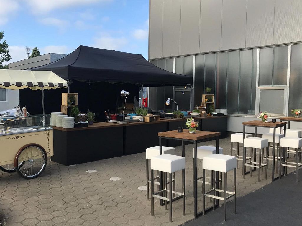 Buffettheke Manhattan/Bari im Outdoor-Eventaufbau mit Sitzgruppen