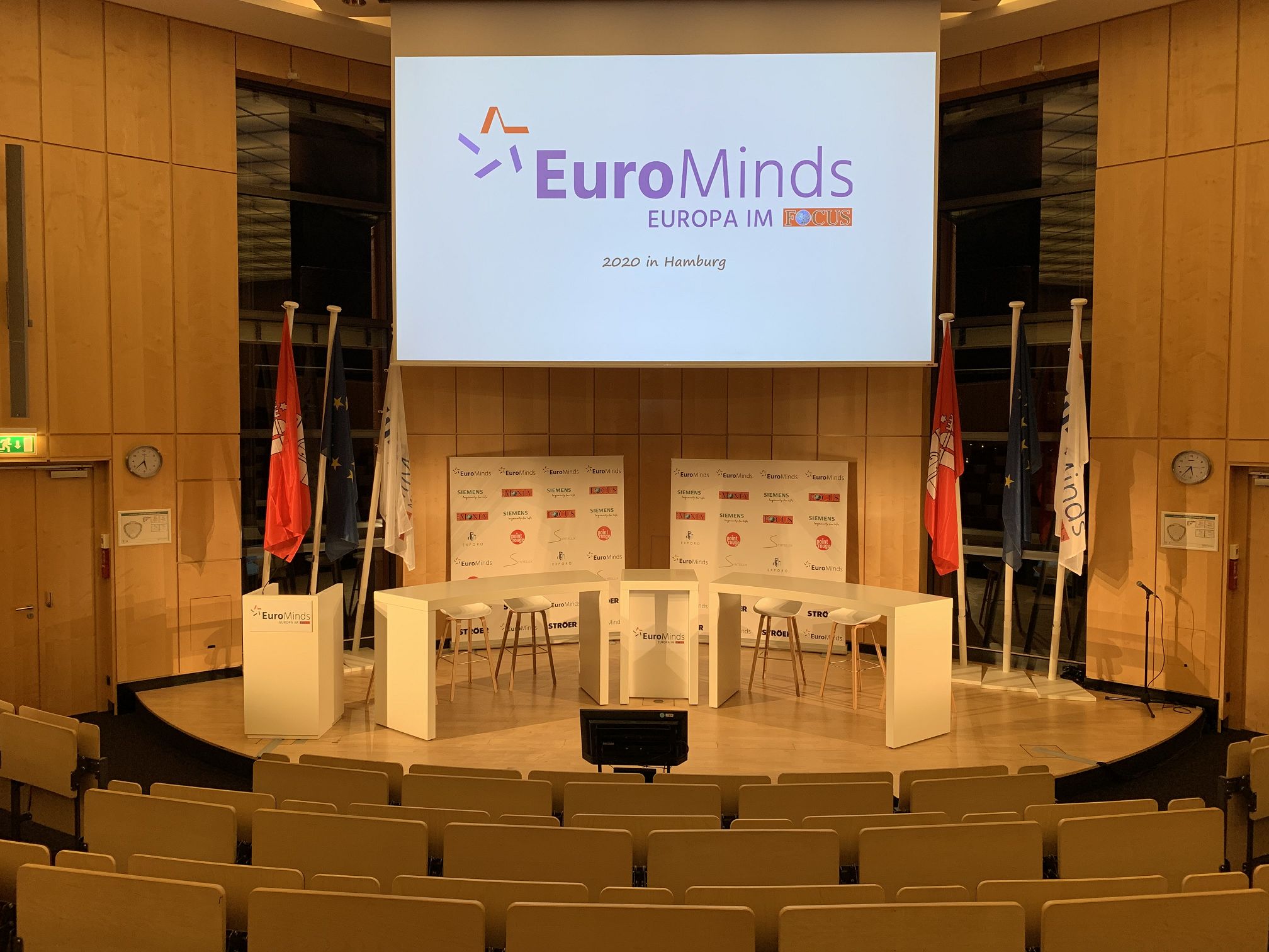 Stehtisch Levante / Loop -Moderationstisch auf Konferenzbühne mit Hockern