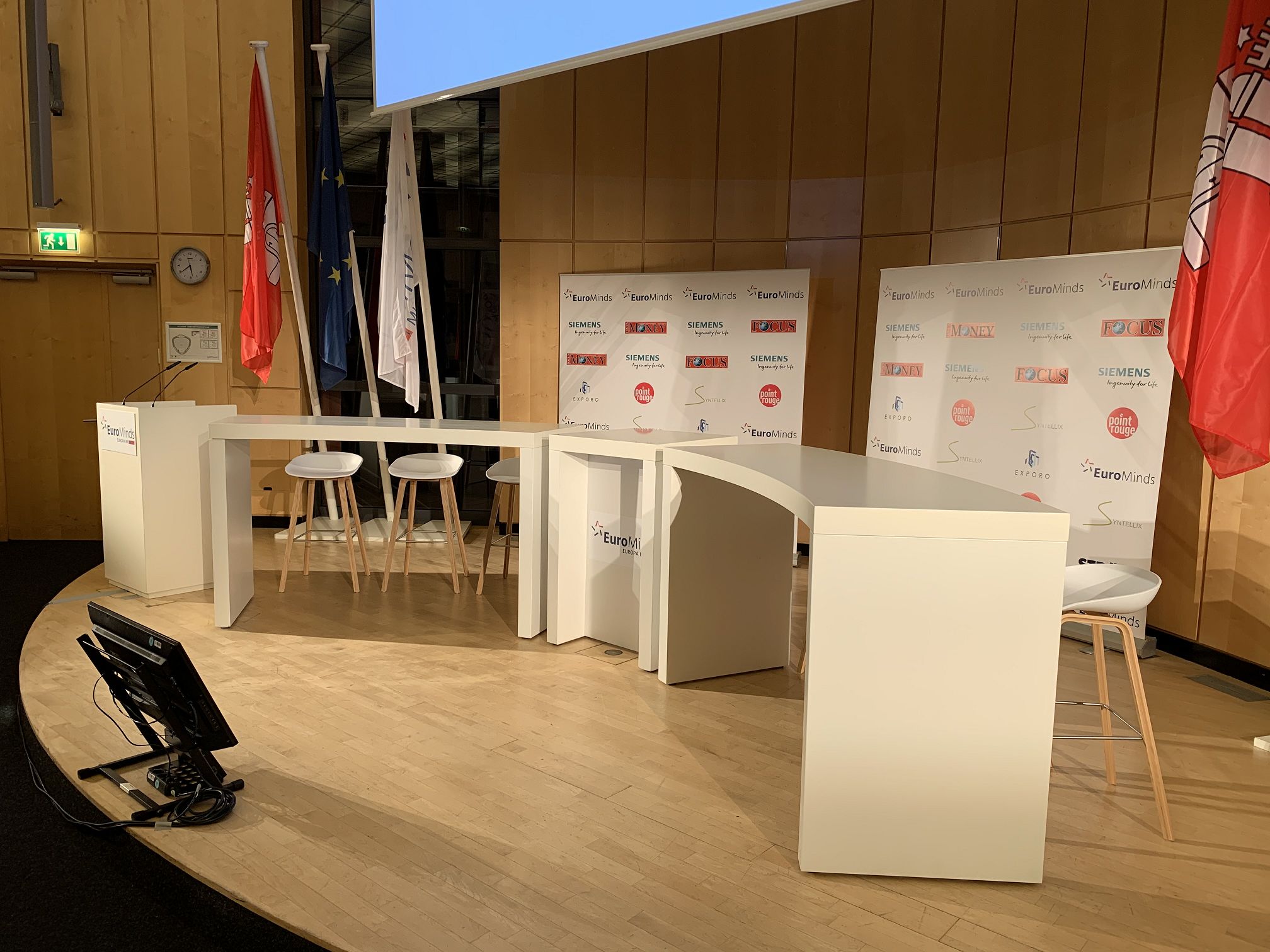 Stehtisch Levante / Loop -Moderationstisch bei einer Konferenzveranstaltung
