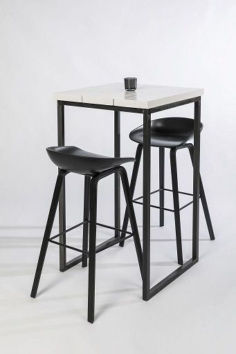 Barhocker Modena schwarz an Stehtisch in minimalistischem Event-Setup