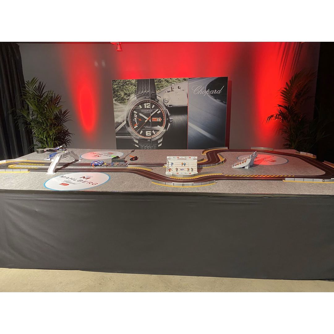Carrerabahn, 2-spurig, inkl. voll verkleidetem Untergestell mieten bei Unique Event Rental Hamburg